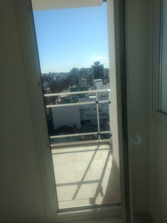 SEMIPISO DE 3 AMB CON BALCON. TOMA MENOR VALOR EN PARTE DE PAGO