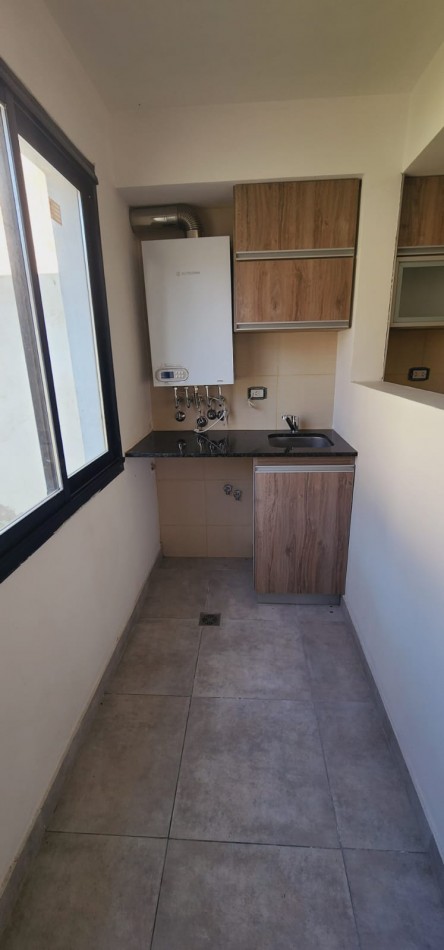 DUPLEX DE 4 AMB CON PARQUE Y ENTRADA DE AUTO. A ESTRENAR