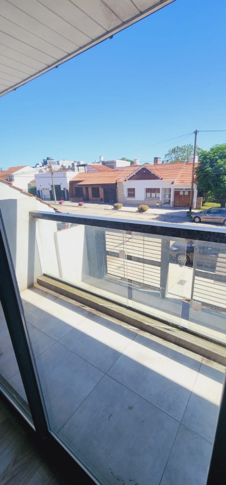 DUPLEX DE 4 AMB CON PARQUE Y ENTRADA DE AUTO. A ESTRENAR