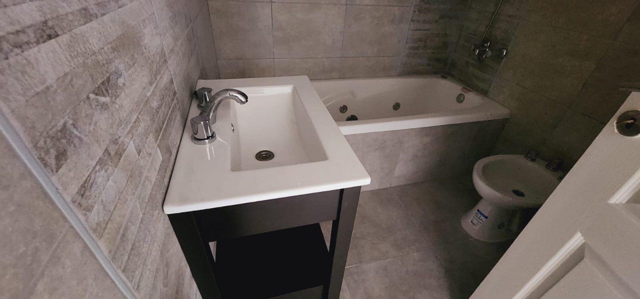 DUPLEX DE 4 AMB CON PARQUE Y ENTRADA DE AUTO. A ESTRENAR