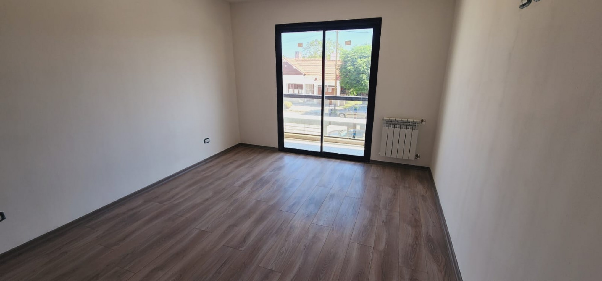 DUPLEX DE 4 AMB CON PARQUE Y ENTRADA DE AUTO. A ESTRENAR