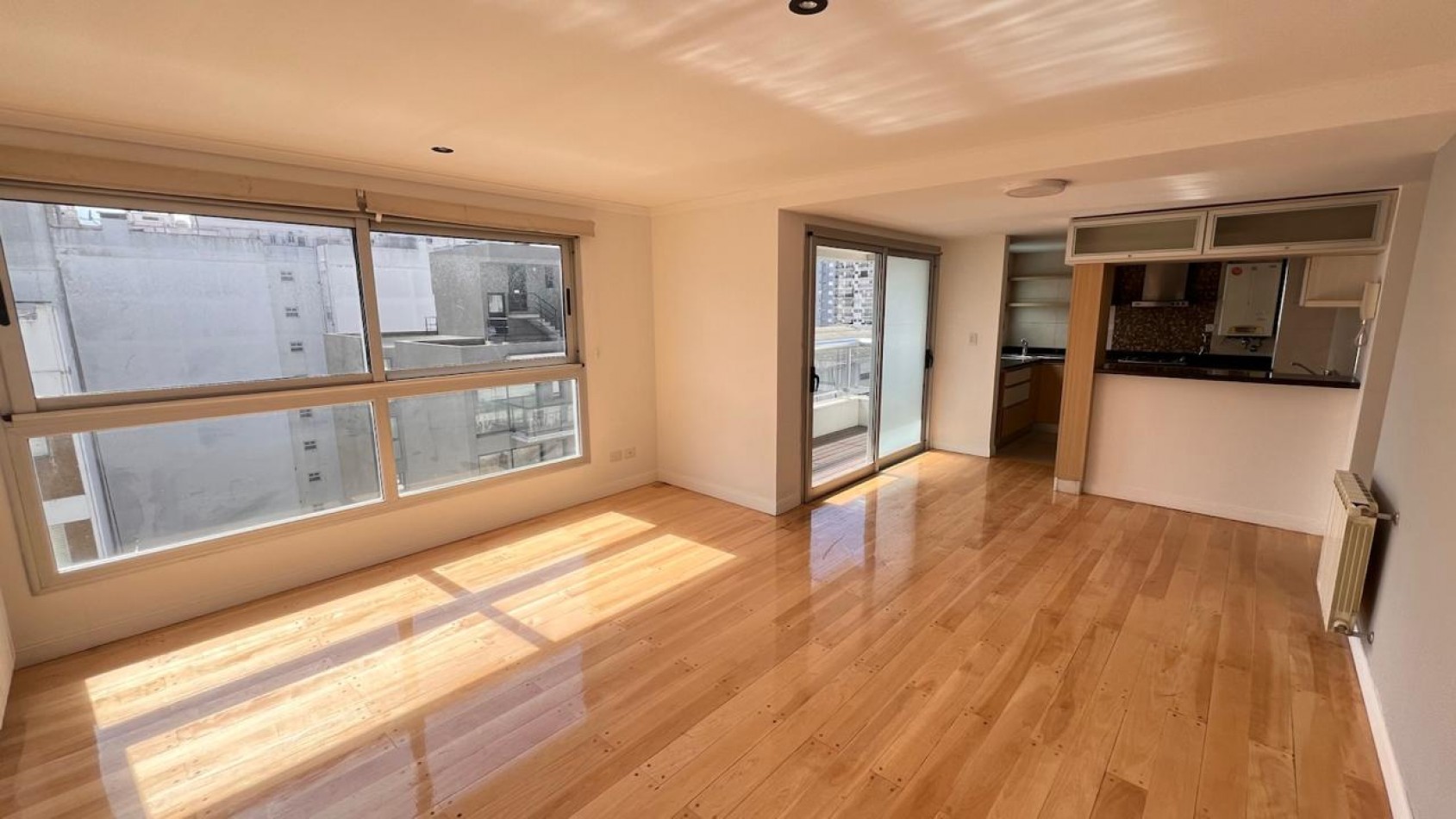 SEMIPISO DE 3 AMB EXTERNO CON BALCON Y COCHERA