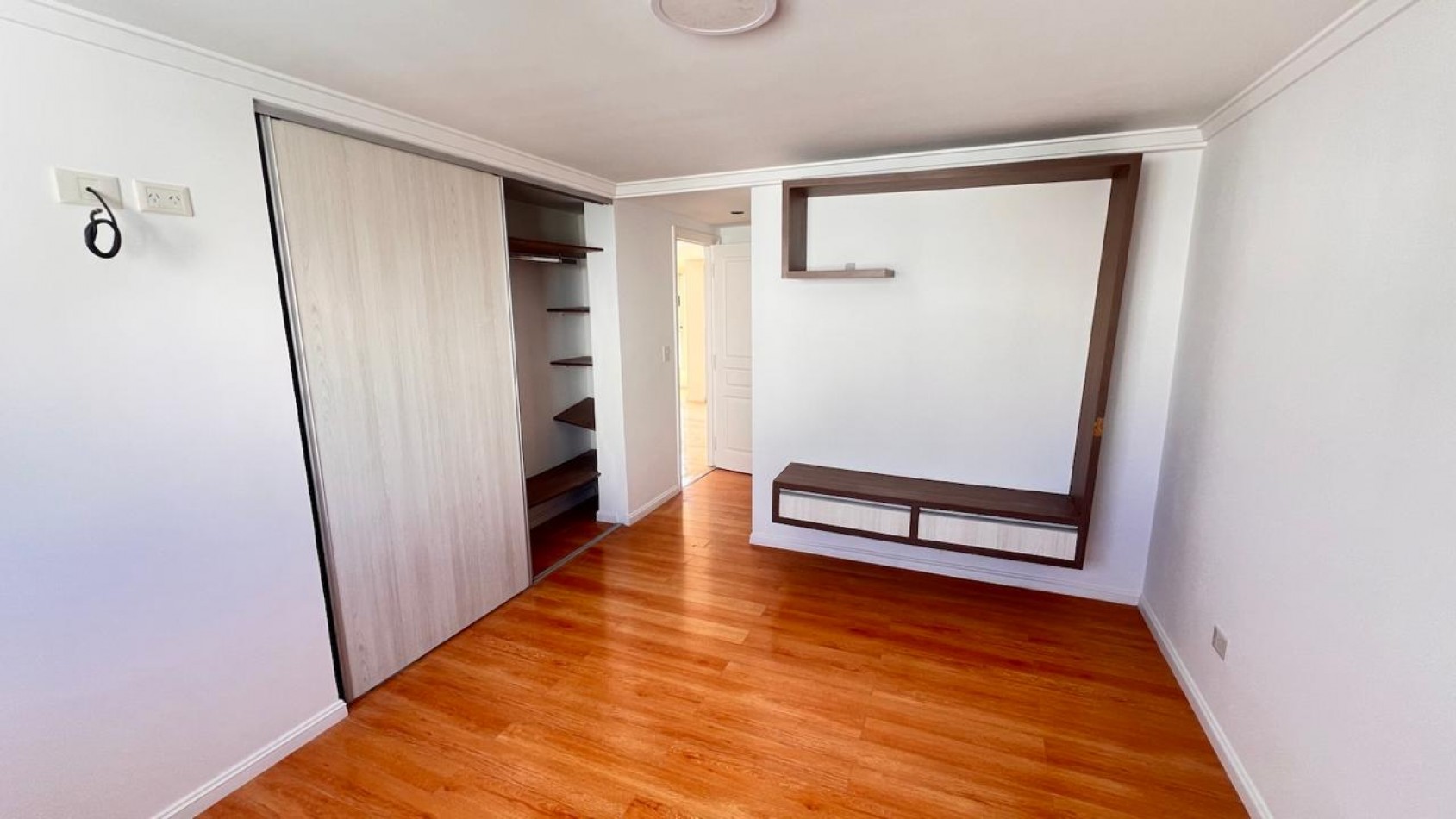 SEMIPISO DE 3 AMB EXTERNO CON BALCON Y COCHERA