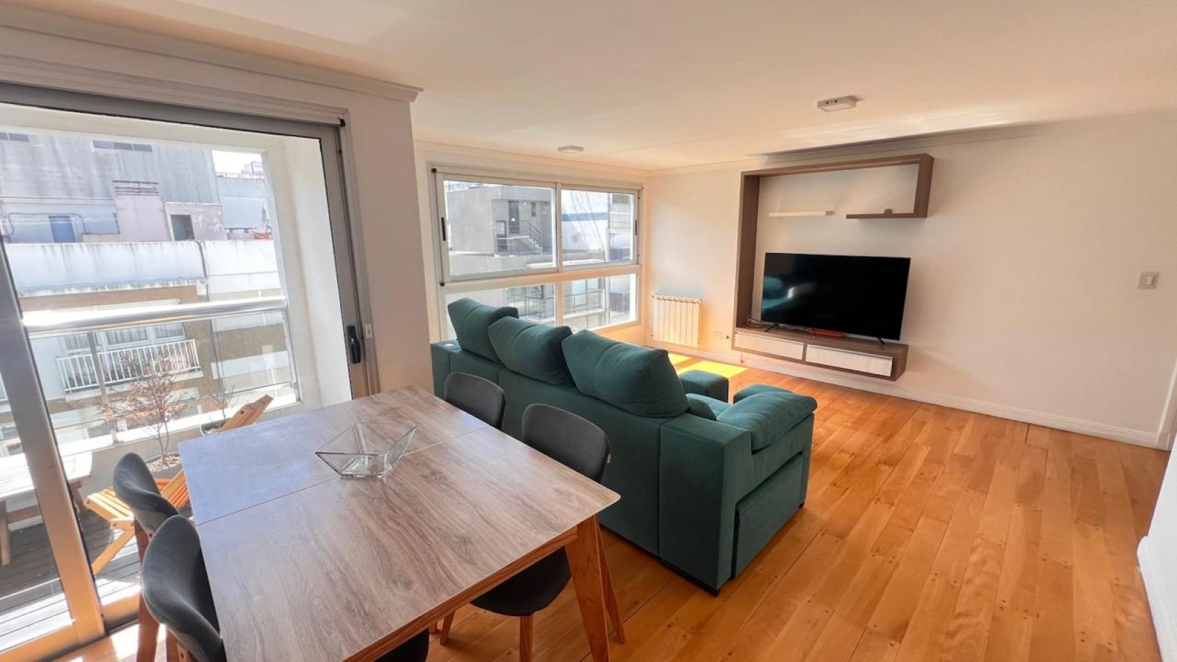 SEMIPISO DE 3 AMB EXTERNO. COCHERA. AMOBLADO