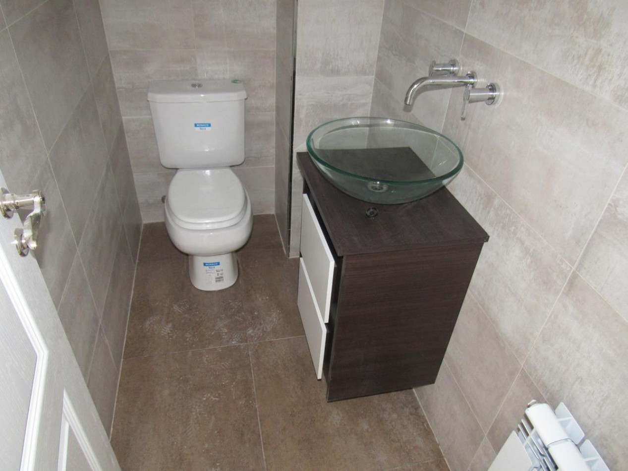 SEMIPISO DE 2 AMB A LA CALLE CON BALCON. COCHERA