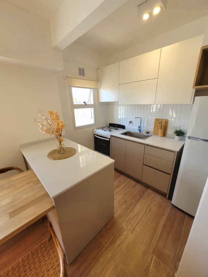 DEPARTAMENTO DE 2 AMB LATERAL ABIERTO CON ESPACIO DE COCHERA 