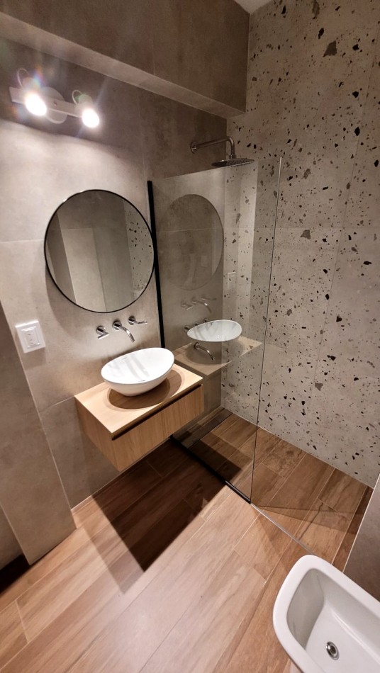 DEPARTAMENTO DE 2 AMB LATERAL ABIERTO CON ESPACIO DE COCHERA 