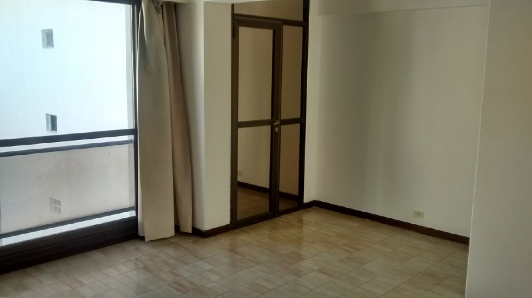 Amplio depto de 2 amb con cochera