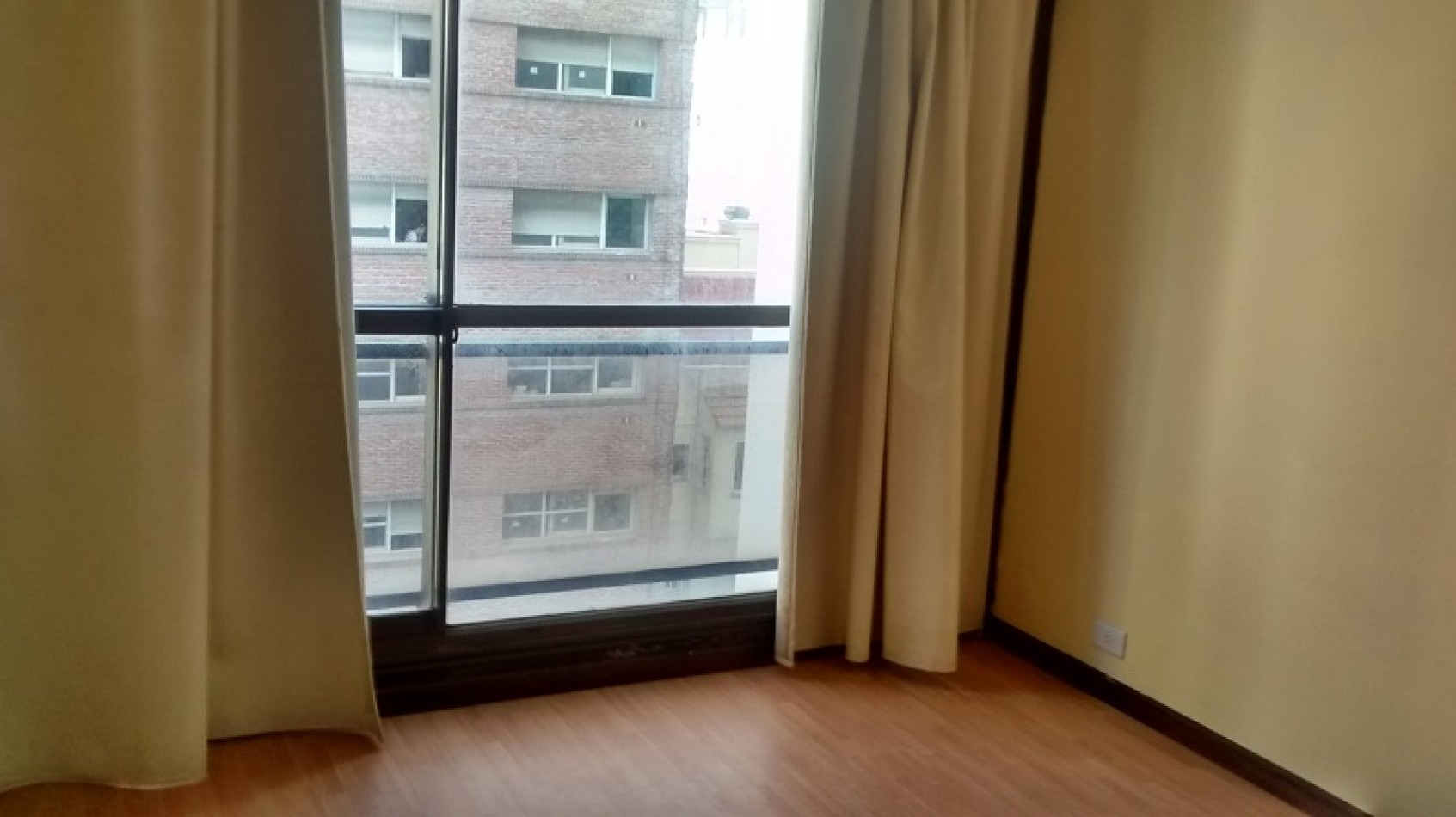 Amplio depto de 2 amb con cochera