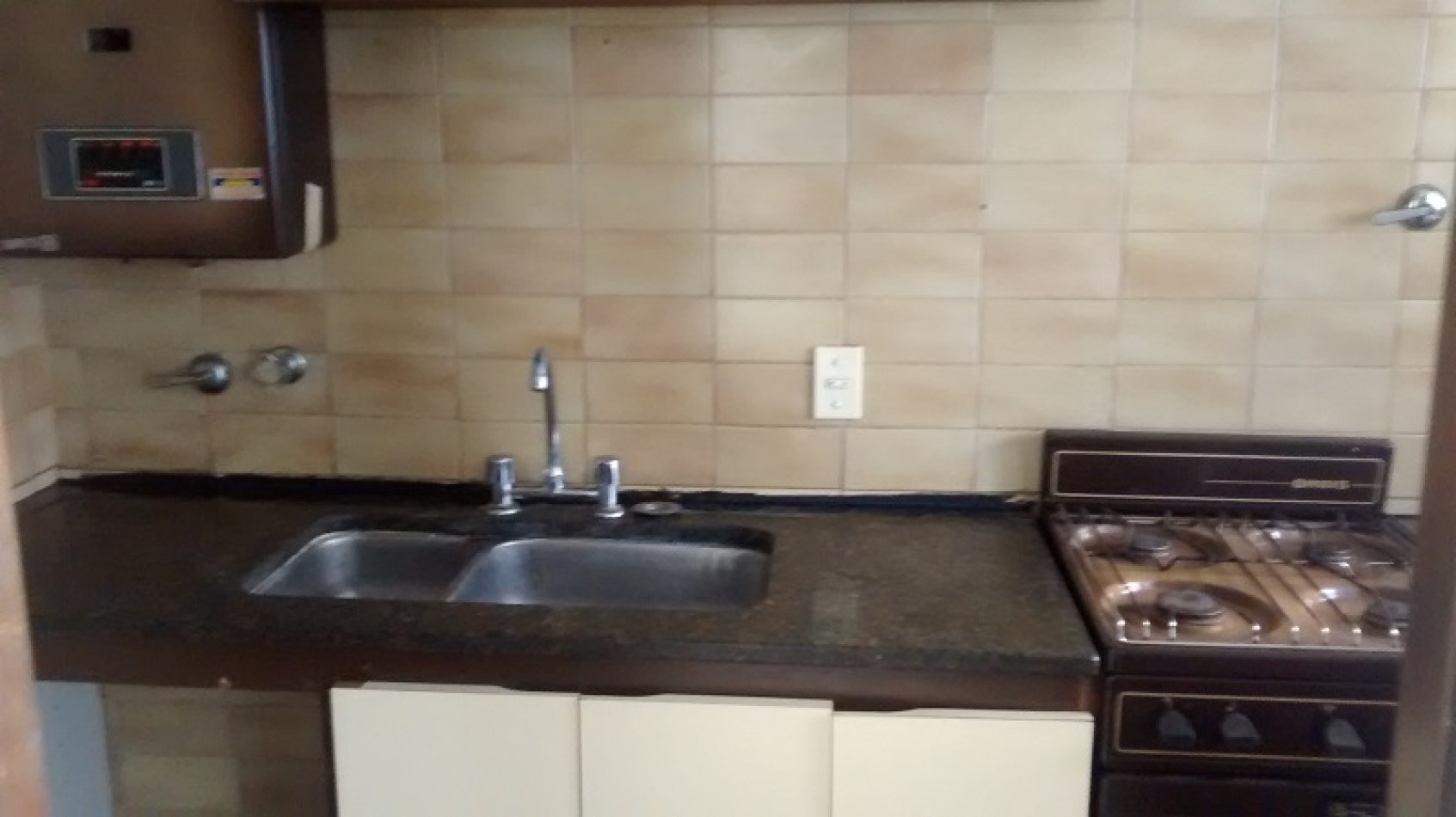 Amplio depto de 2 amb con cochera