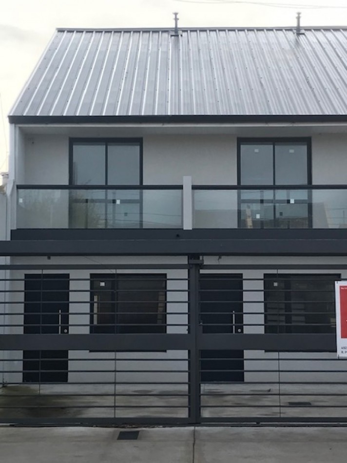 DUPLEX DE 4 AMB CON PARQUE Y ENTRADA DE AUTO. A ESTRENAR