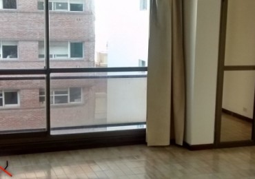 Amplio depto de 2 amb con cochera