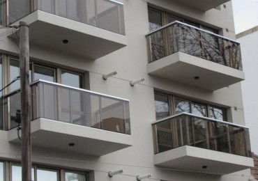 SEMIPISO DE 2 AMB A LA CALLE CON BALCON. COCHERA